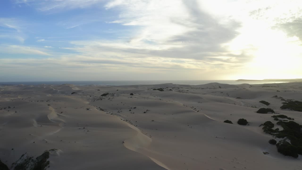 사우스 오스트레일리아 에어 반도 에 있는 파울러스 베이 의 모래 언덕 의 드론 사진