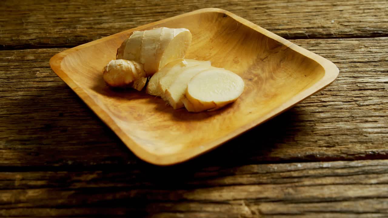 jengibre en rodajas en un plato de 4k