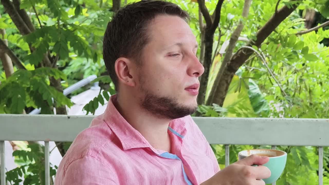 야외에서 커피를 즐기는 남자