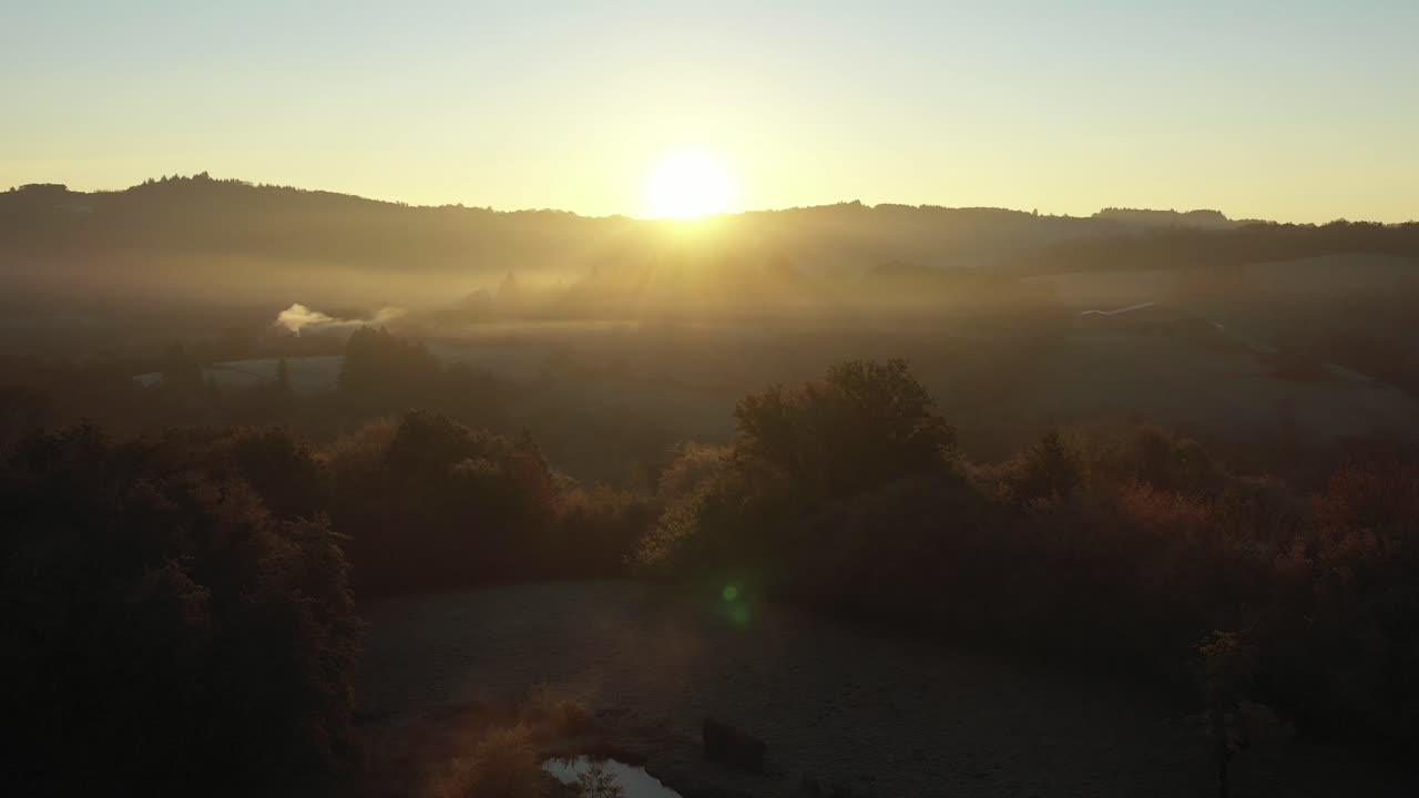 la luz del sol y el rayo del sol al amanecer sobre el campo