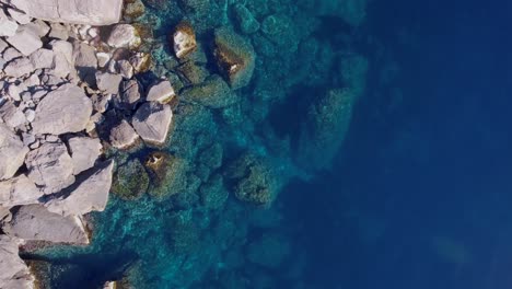 4K-Aufnahme-Von-Oben-Nach-Unten-Von-Felsen-In-Klarem-Türkisfarbenem-Wasser---Westküste-Des-Mittelmeers---Kristallklarer-Ozean---Sauberes-Wasser