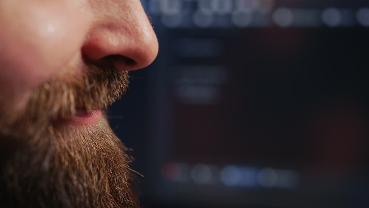 optimista especialista satisfecho después de resolver errores de guión, extremo de primer plano