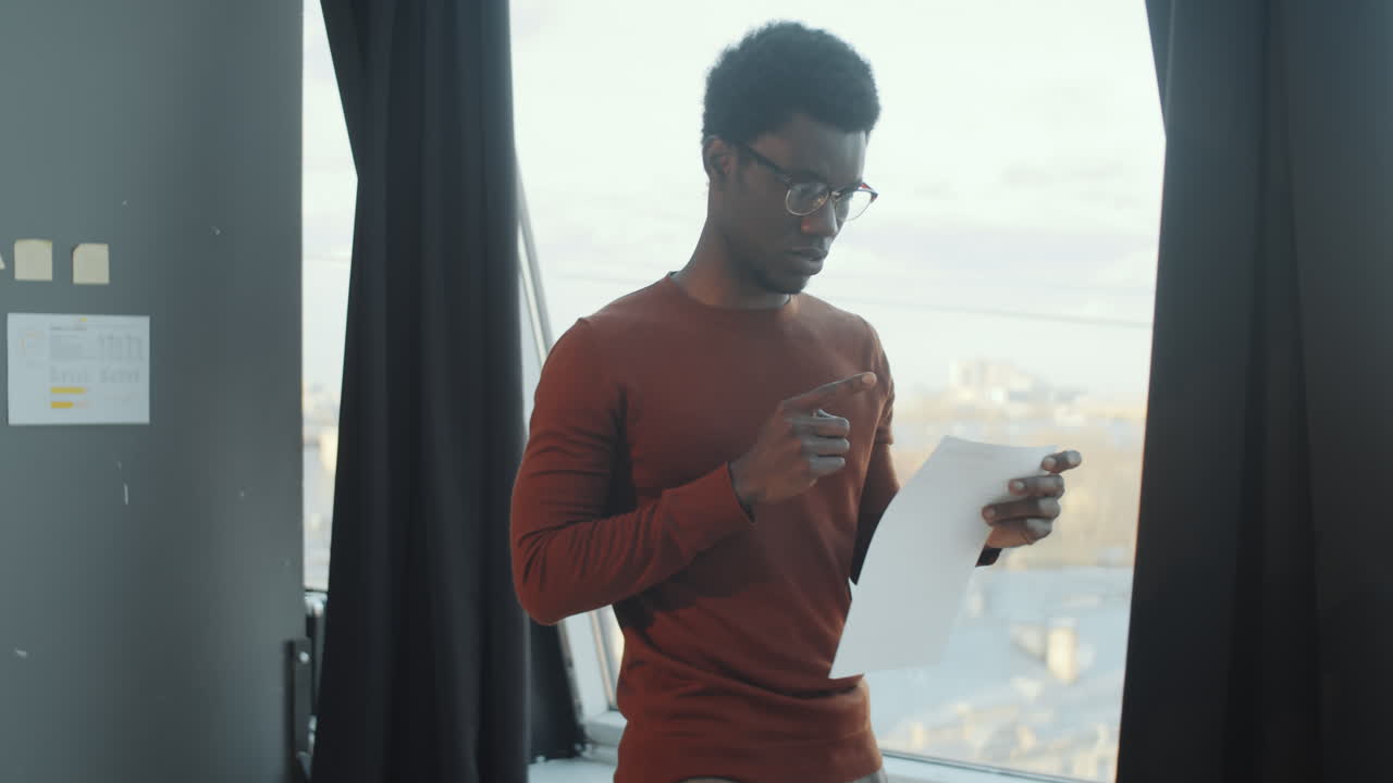 colegas multiétnicos trabajando juntos en una oficina moderna