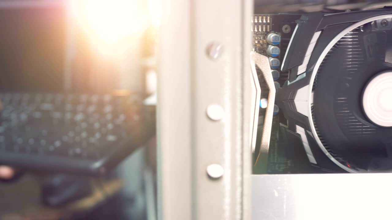 광부는 비디오 카드가 비트코인을 채굴하는 동안 키보드에 매개 변수를 설정하고 있습니다.