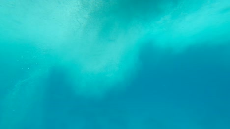 superficie de agua de mar perturbada desde la ventana de un barco