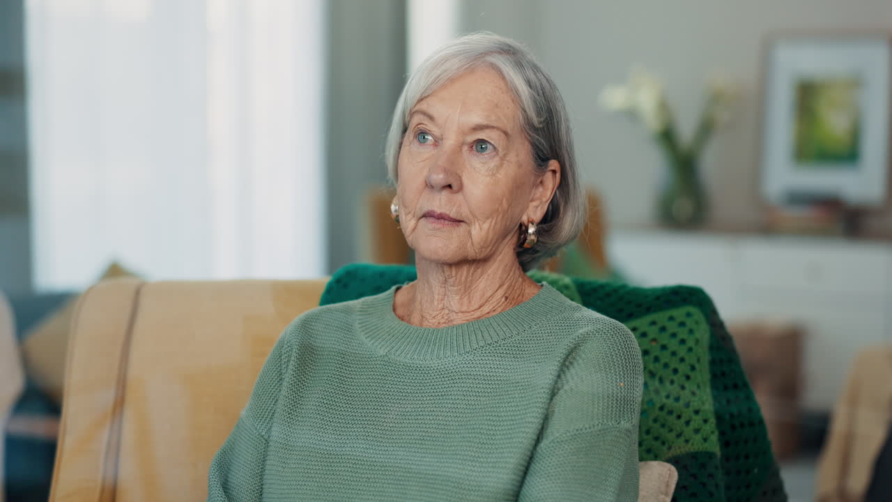 소파 위에서 생각하고, 얼굴과 고령 여성