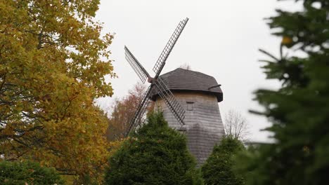 tiro de otoño del molino de viento del siglo xix.