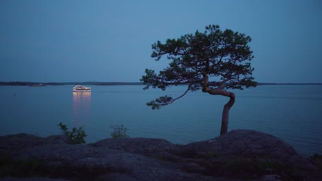 Small-cruise-ship-sailing-on-the-sea-at-dusk