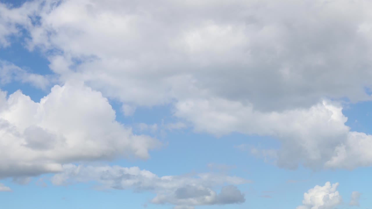 은 파란 하늘을 가로질러 동적으로 움직이는 구름