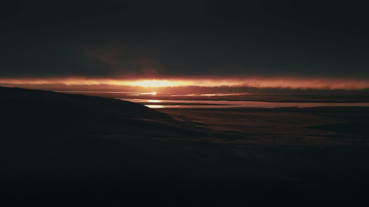 increíblemente hermosa imagen aérea de un atardecer o amanecer rojo contra un río en islandia