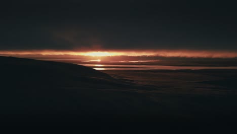 Increíblemente-Hermoso-Drone-Aéreo-De-Una-Puesta-De-Sol-Roja-O-Un-Amanecer-Contra-Un-Río-En-Islandia