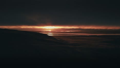 increíblemente hermosa imagen aérea de un atardecer o amanecer rojo contra un río en islandia