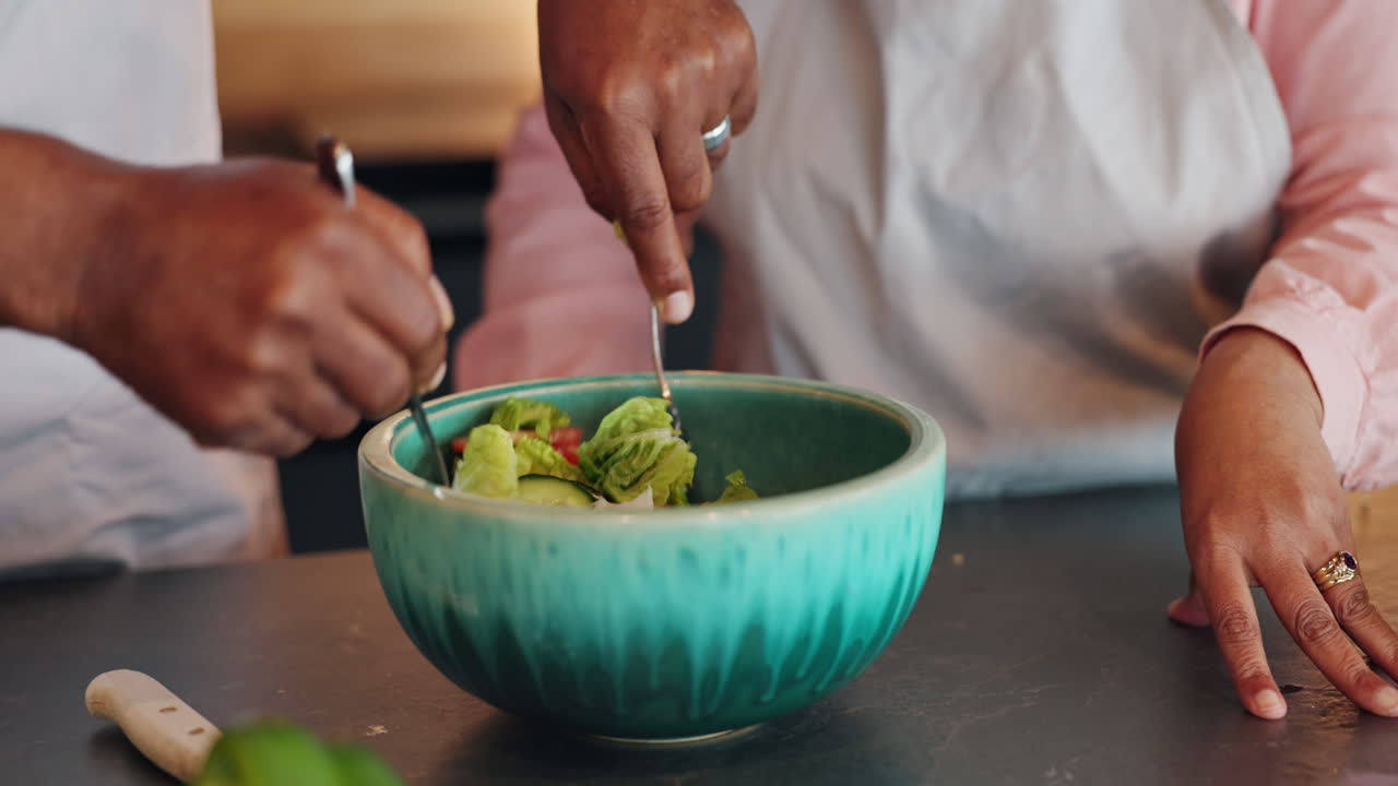 preparando una ensalada saludable