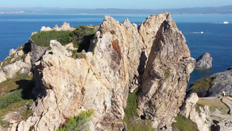 Toma-Aérea-Cercana-Sobre-El-Borde-De-Los-Acantilados-Rocosos-De-Porquerolles-Cap-Médes-Francia