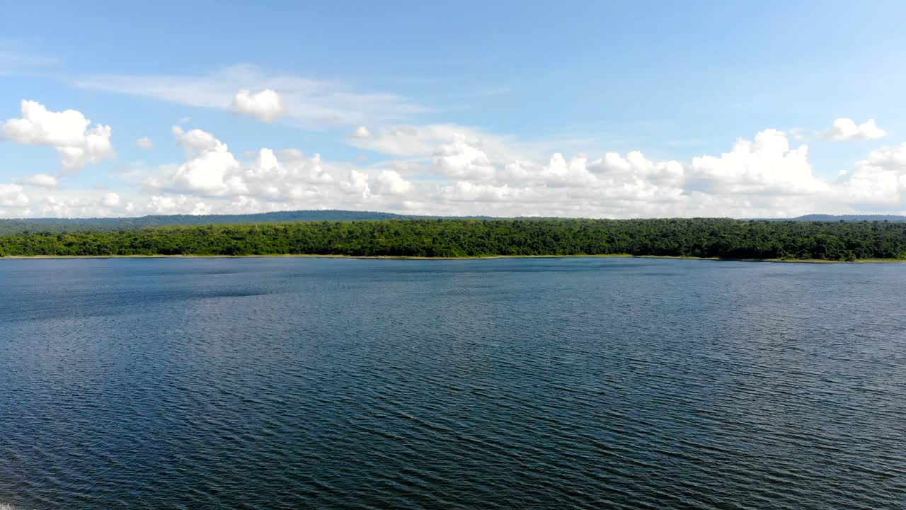 Vista aérea de drone da paisagem cênica de uma barragem de reservatório no campo