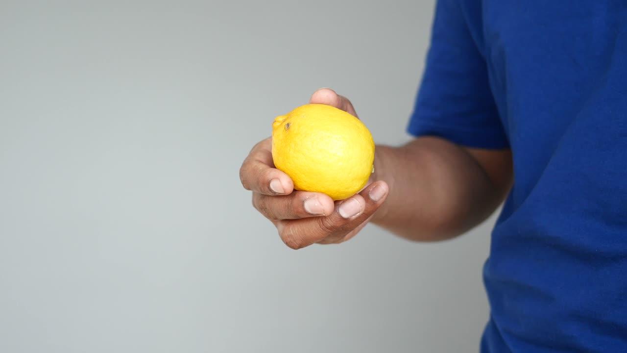 persona desempaquetando un limón
