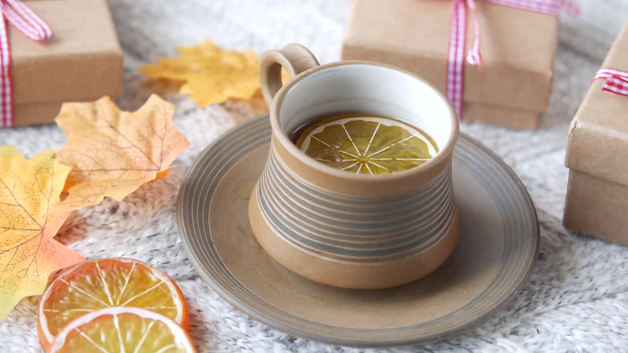 осенний уютный напиток с подарками