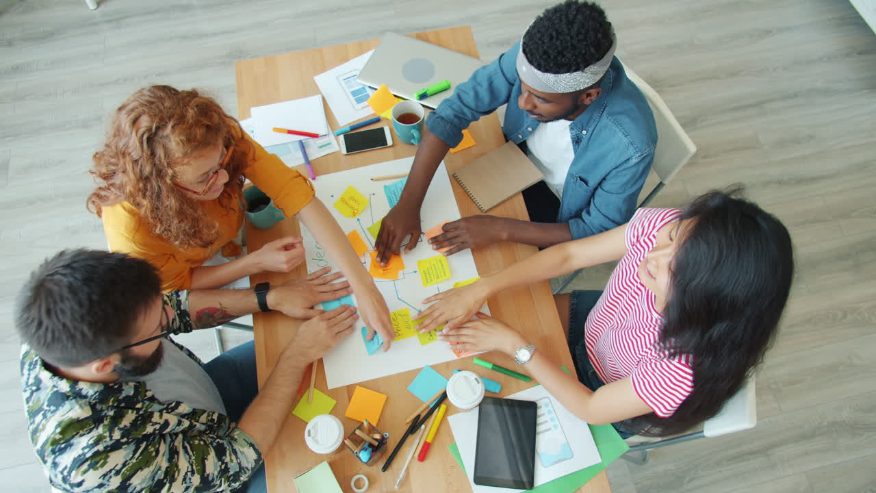 sesión de lluvia de ideas en equipo