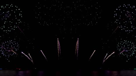 increíble espectáculo de fuegos artificiales de colores sobre el mar en la noche de celebración