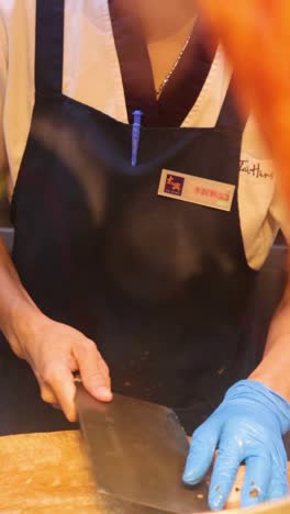 vendedor hábilmente rebanadas de carne de cerdo crujiente en hong kong