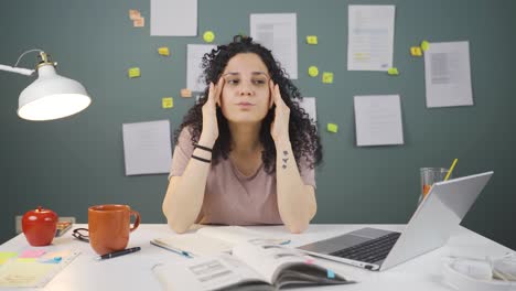 estudiante con migraña.