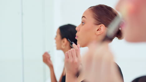 maquillaje, ballet y mujeres hablando de un concierto
