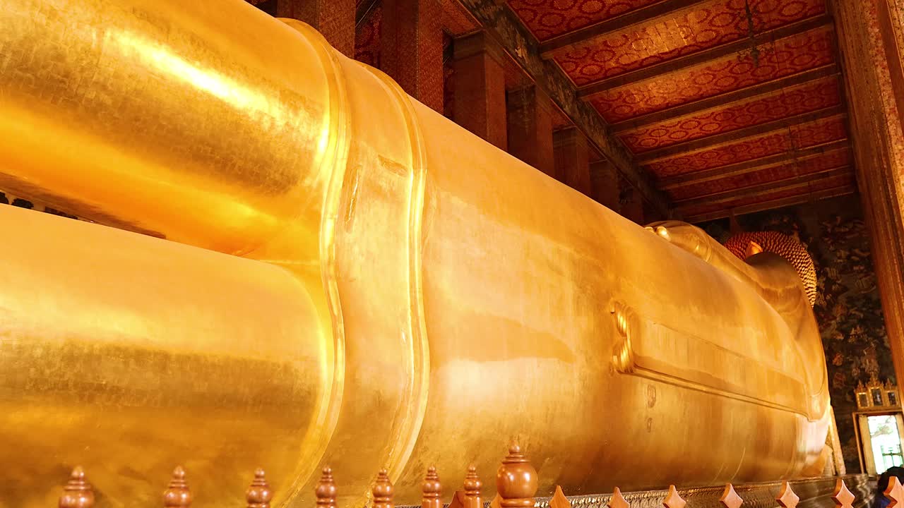 primer plano de la estatua de buda reclinada