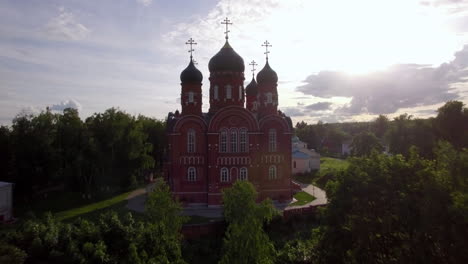 Himmelfahrtskathedrale-Und-Kloster-Des-Heiligen-Kreuzes-In-Der-Grünen-Landschaft-Russlands