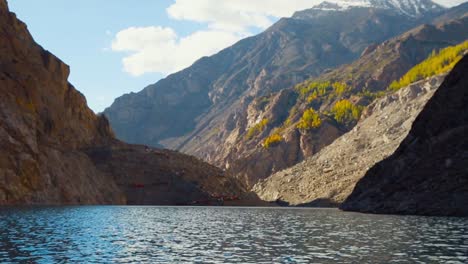 magnífico lago azul rodeado de montañas cubiertas de nieve, la vista más espectacular de la montaña con lago