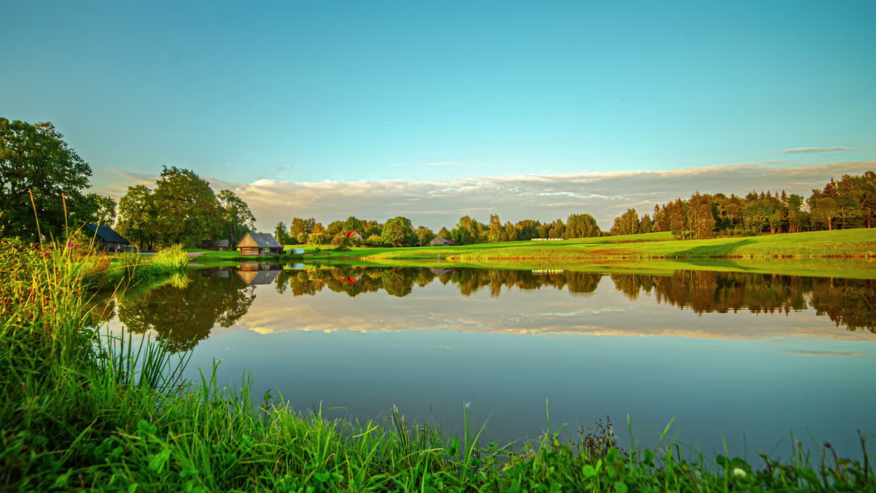 타임 스: 아침부터 저녁까지 호수에 따라 오두막