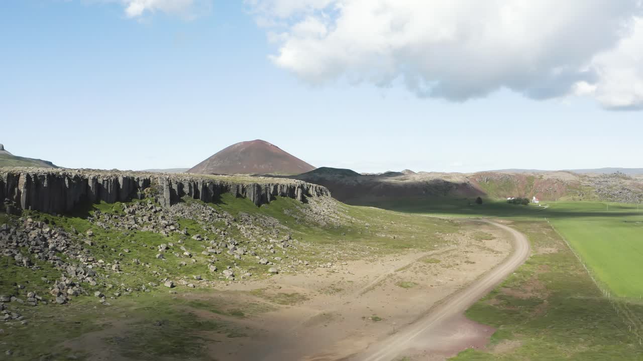 멋진 화창한 아이슬란드 풍경, 공중에서 유명한 gerðuberg 절벽