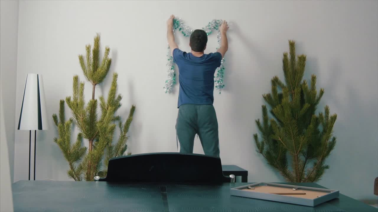 hombre decorando el hogar para navidad