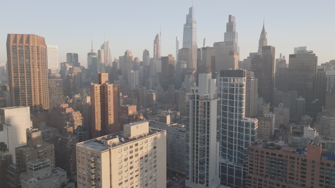 Vista aérea de arranha-céus em Midtown Manhattan. Filmado ao nascer do sol em Nova Iorque
