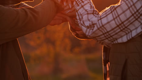 hände zusammen bei sonnenuntergang