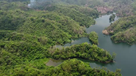 Drohnenvideo-Eines-Sees,-Das-Den-Gesamten-Seeblick-In-Einer-Horizontalen-Panoramaaufnahme-Zeigt