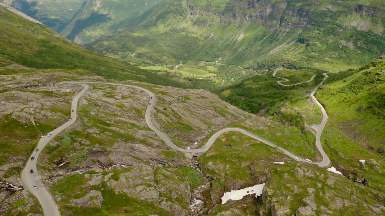 vehículos que viajan en zigzag geiranger pass road en noruega