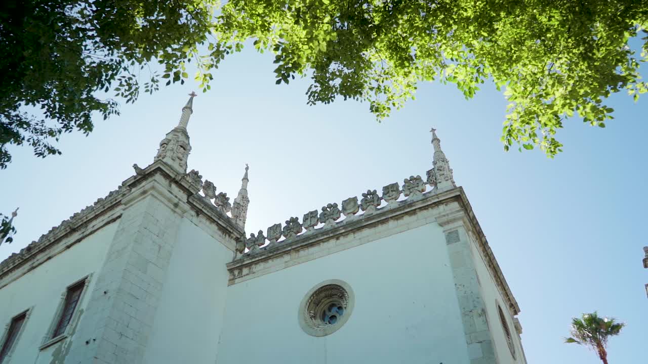 los azulejos del monasterio de lisboa, las murallas del museo, la fachada con el cielo azul