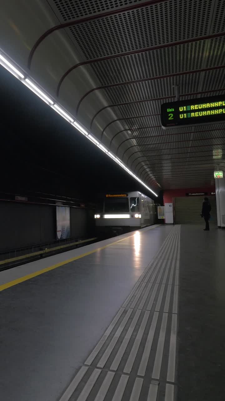 Treno della metropolitana in arrivo su una banchina della stazione sotterranea