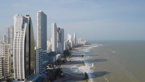 Absteigende-Luftaufnahme-über-Den-öffentlichen-Stränden-Von-Cartagena