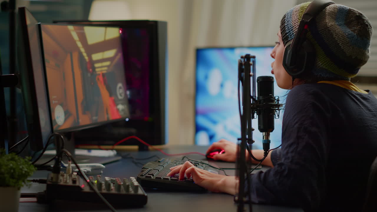 pro mujer cibernética hablando en streaming micrófono profesional