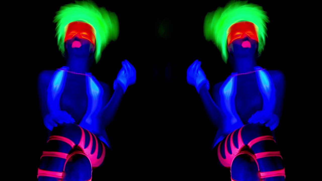 mujer que brilla intensamente 47