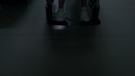 간호사와 함께 체어에 앉은 환자