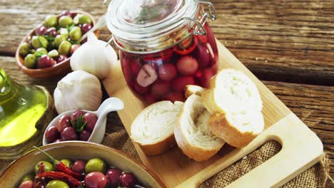 Zutaten-Eingelegte-Oliven,-Olivenöl,-Knoblauch-Und-Brot