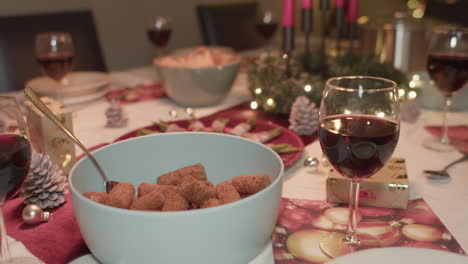 cena de navidad, croqueta de patata, de mano, medio