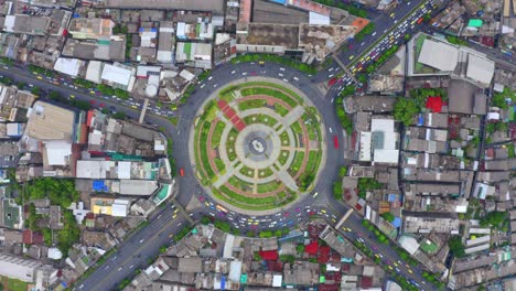 wongwian yai rotonda. vista aérea de cruces de autopistas. carreteras en forma de círculo en la estructura de la arquitectura y la tecnología concepto de transporte. vista superior. ciudad urbana, bangkok, tailandia.