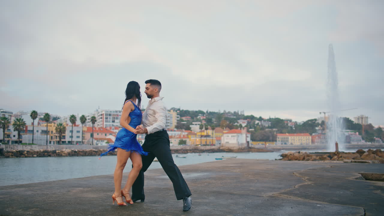 pareja apasionada realizando danza latinoamericana en el terraplén. pareja bailando