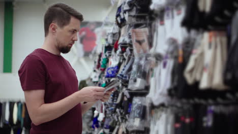 hombre comprando ropa interior y calcetines en una tienda