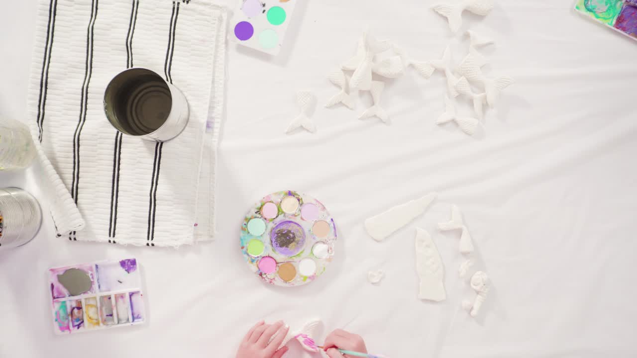 pintar colas de sirenas y conchas con pintura acrílica
