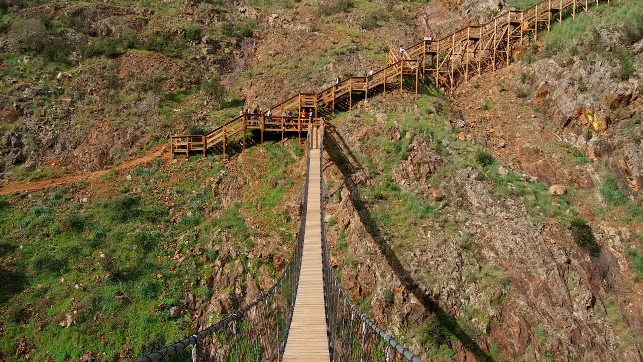 서스펜션 브릿지를 건너고, 몬치키의 산책로를 따라 목조 산책로의 일부
