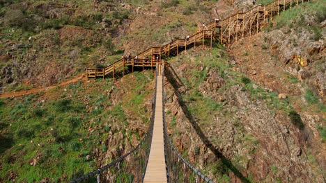 cruzando un puente colgante, parte de las pasarelas de madera a lo largo de senderos de montaña en monchique